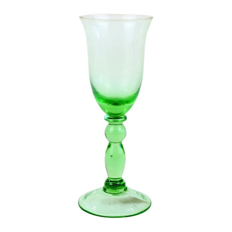 Copa de vidrio verde con pie labrado Copa de vidrio verde con pie labrado