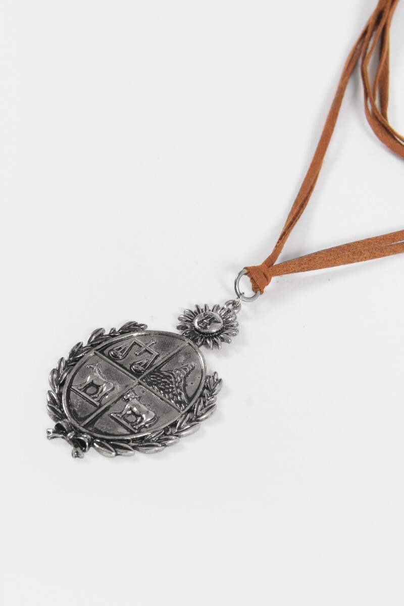 Collar cordón escudo plateado
