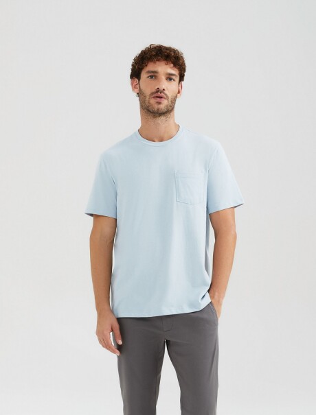CAMISETA BÁSICA CON BOLSILLO CELESTE
