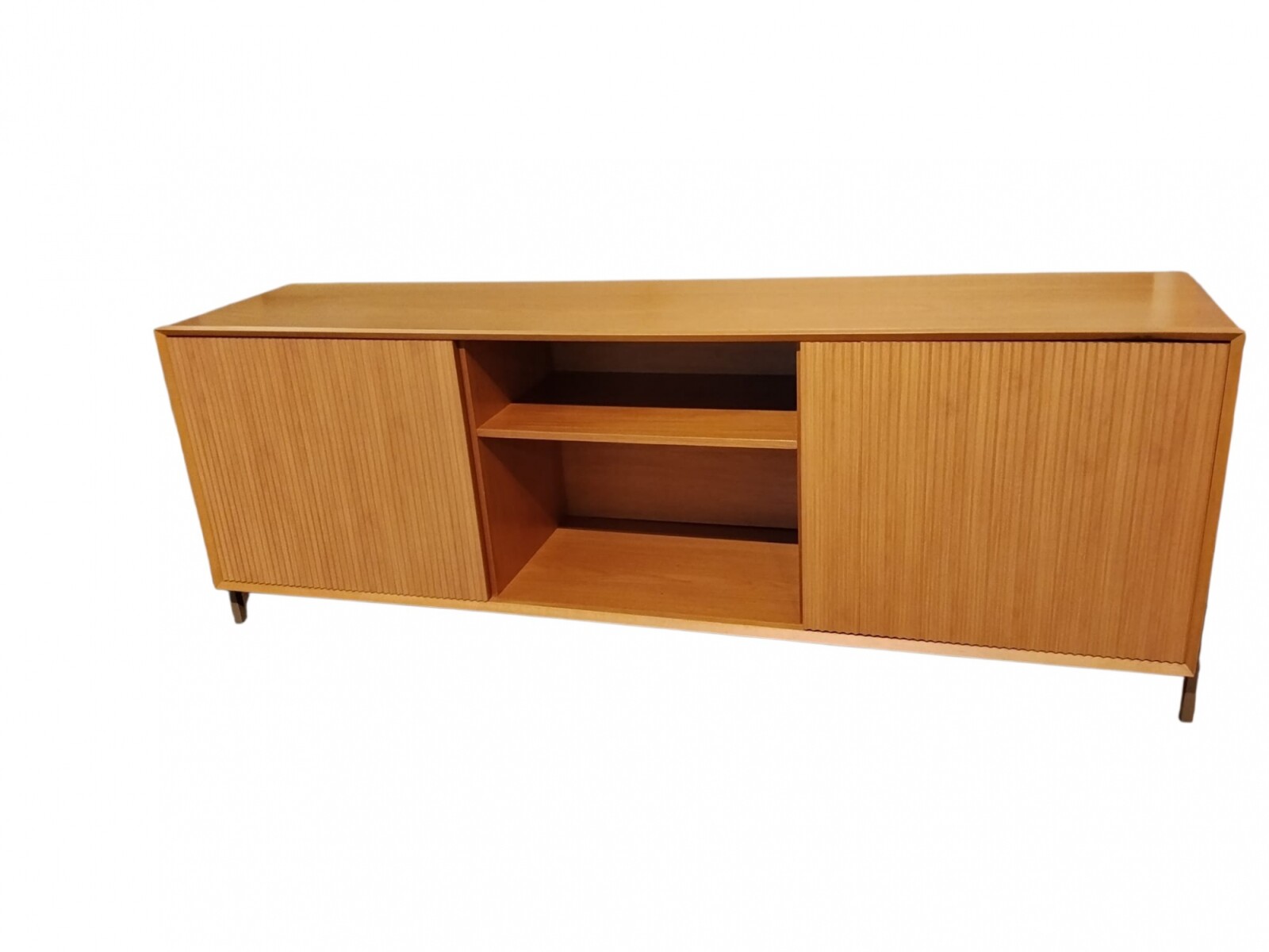Rack madera con 2 puertas laminadas madera con listones y estante, patas metal. 