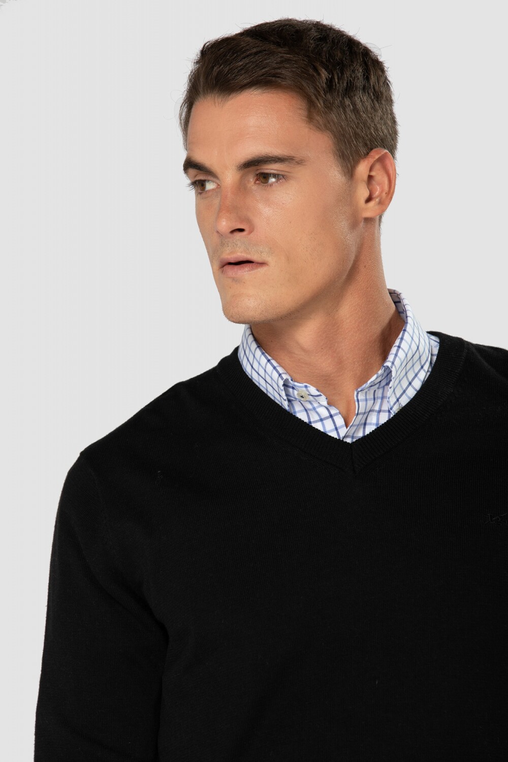 BUZO TEJIDO CUELLO EN V Negro