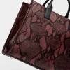 Cartera de Mano Capri En Cuero Grabado Snake Metalizado Bordeaux