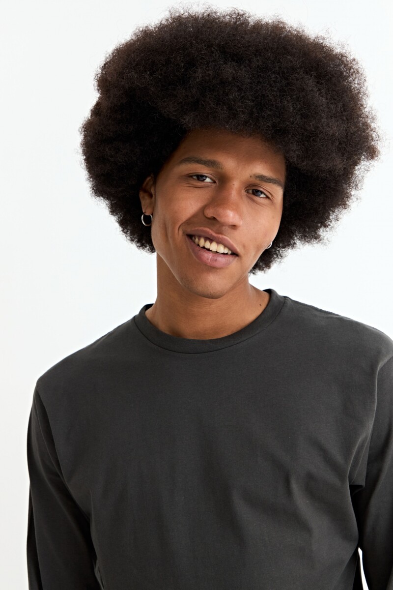 Remera cuello redondo GRIS OSCURO