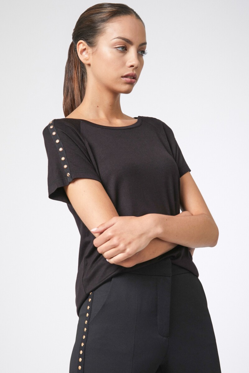 Remera con tachas negro