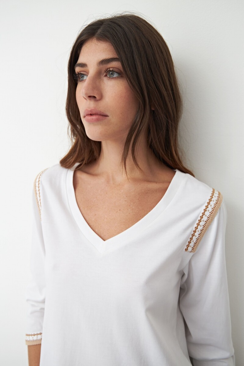 Remera escote V con bordados blanco