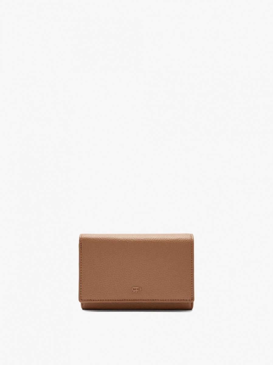 Cartera Con Textura Y Solapa - camel 