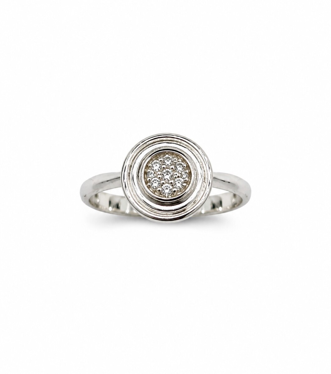 Anillo modelo circular al centro con zirconias 