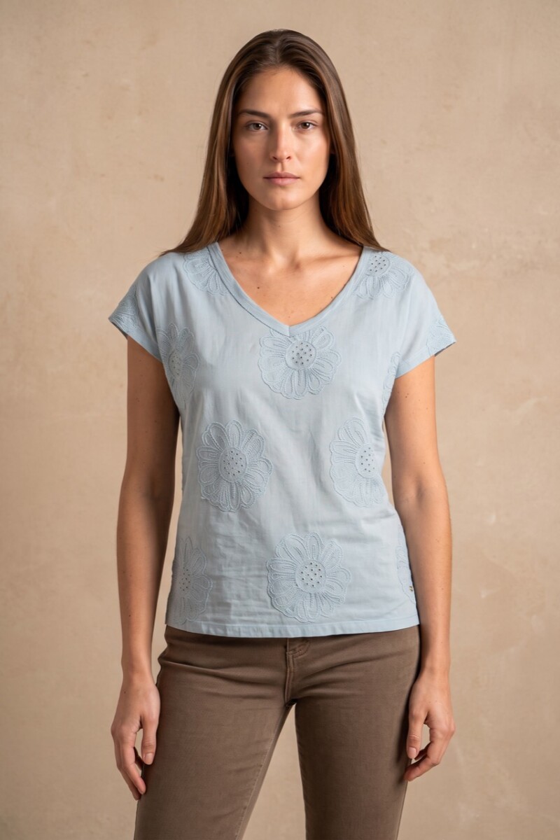 Remera Bordada Alodón Flame Celeste