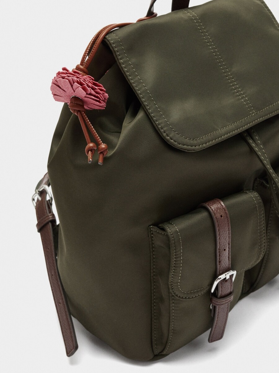 Mochila De Nylon Con Colgante caqui