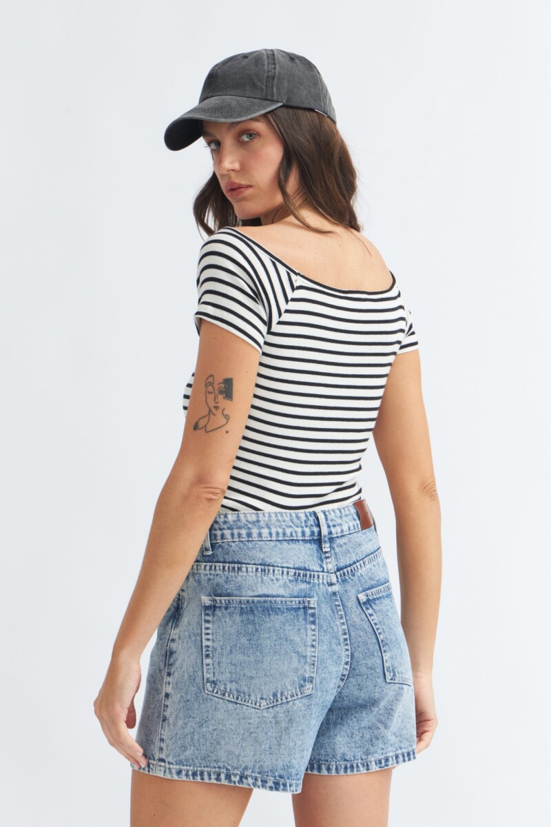 Remera off shoulder mangas cortas BLANCO Y NEGRO