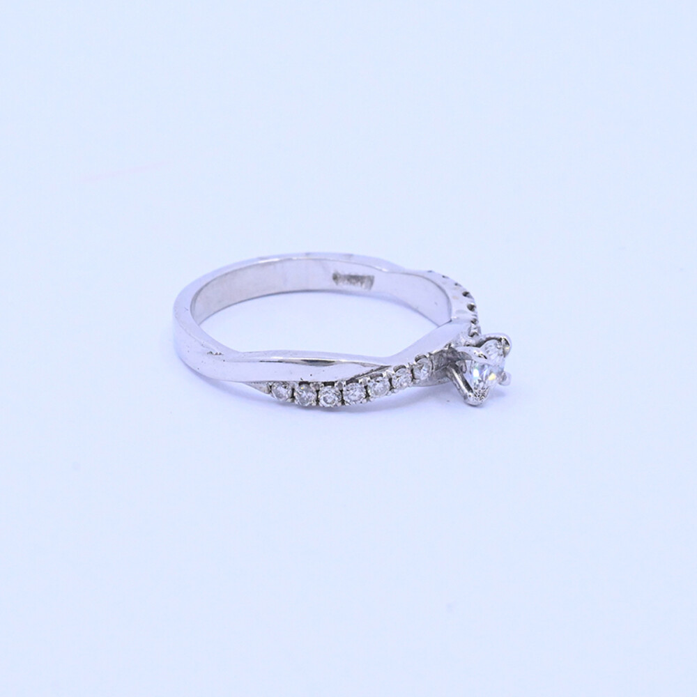 Anillo oro 18k con brillantes. Anillo oro 18k con brillantes.