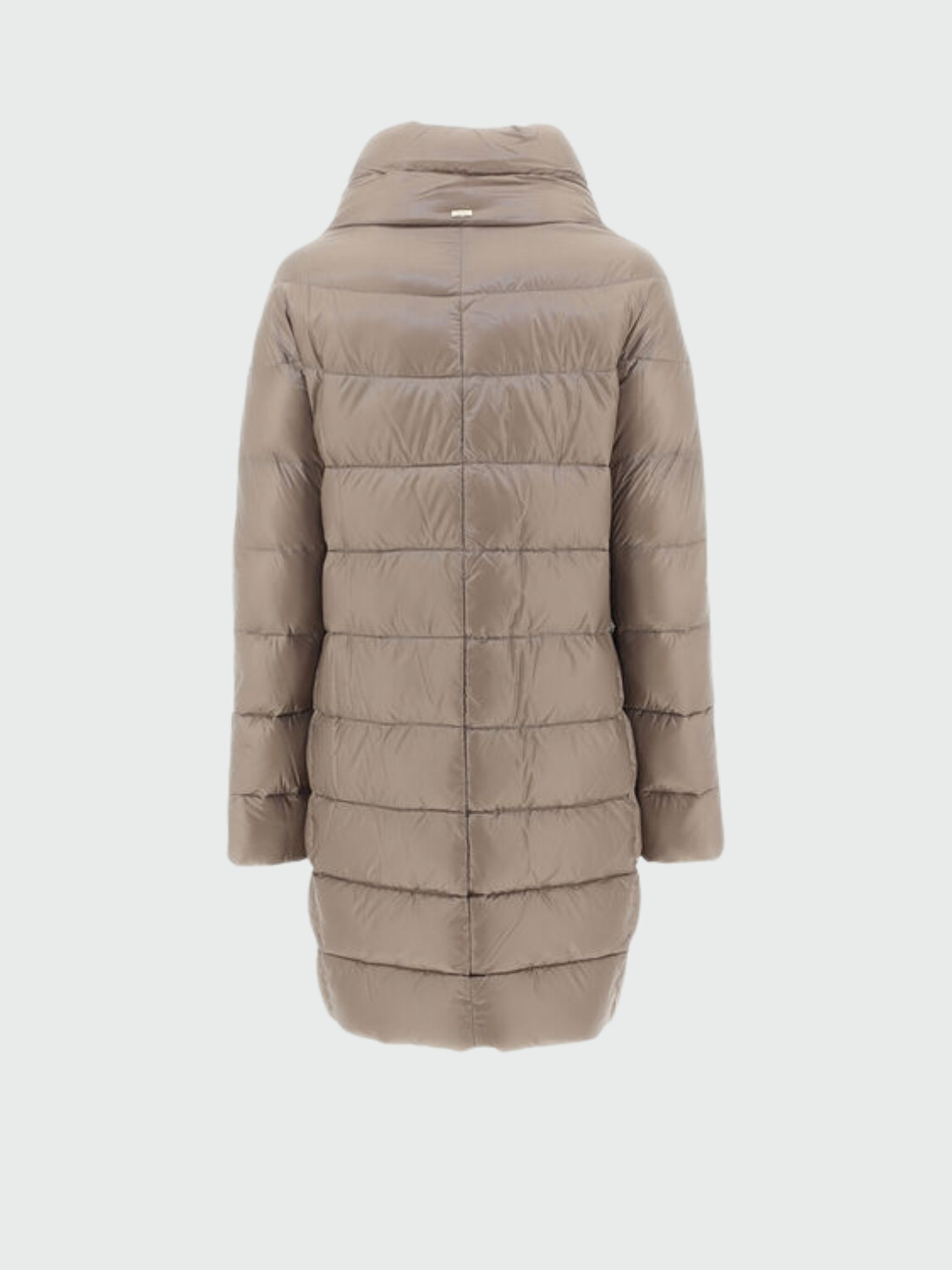 Herno - Campera de corte recto confeccionada en nylon ultraligth. Dora Caqui