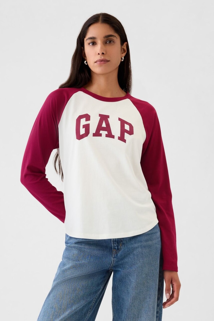 Remera Logo Gap Manga Larga Mujer Beet Red 19-2030 Tcx
