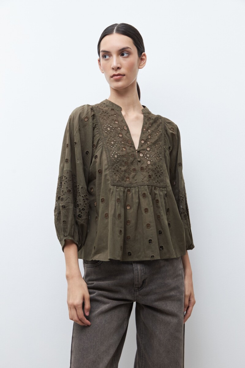 Blusa bordada con broderie verde oliva