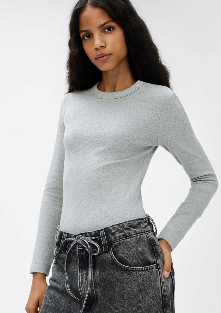 CAMISETA BÁSICA EN TELA ACANALADA - GRIS 