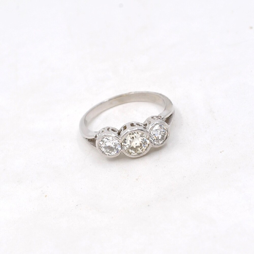 Anillo Platino Con 3 Brillantes, Nuevo, Estilo Antiguo Anillo Platino Con 3 Brillantes, Nuevo, Estilo Antiguo