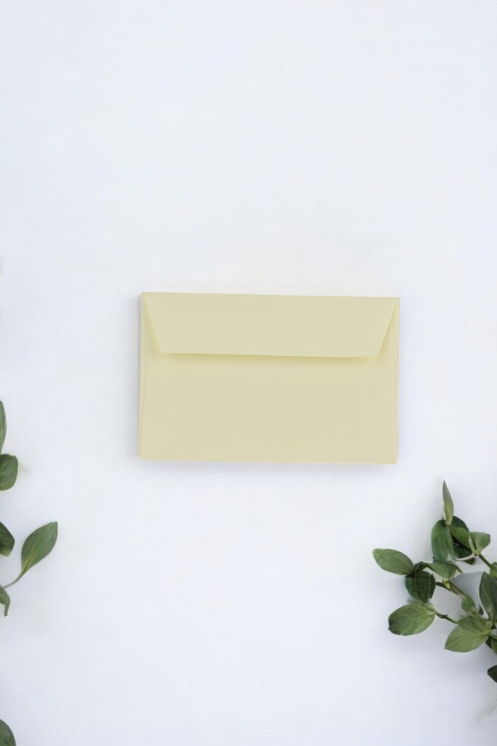 Sobre color 120 grs 6,5x10 cm. - CREMA — PaperPack