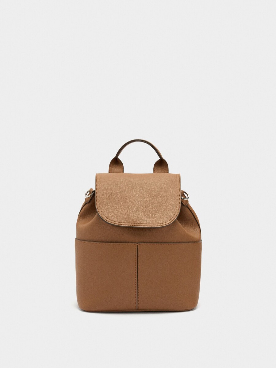 Mochila Con Textura Y Solapa camel