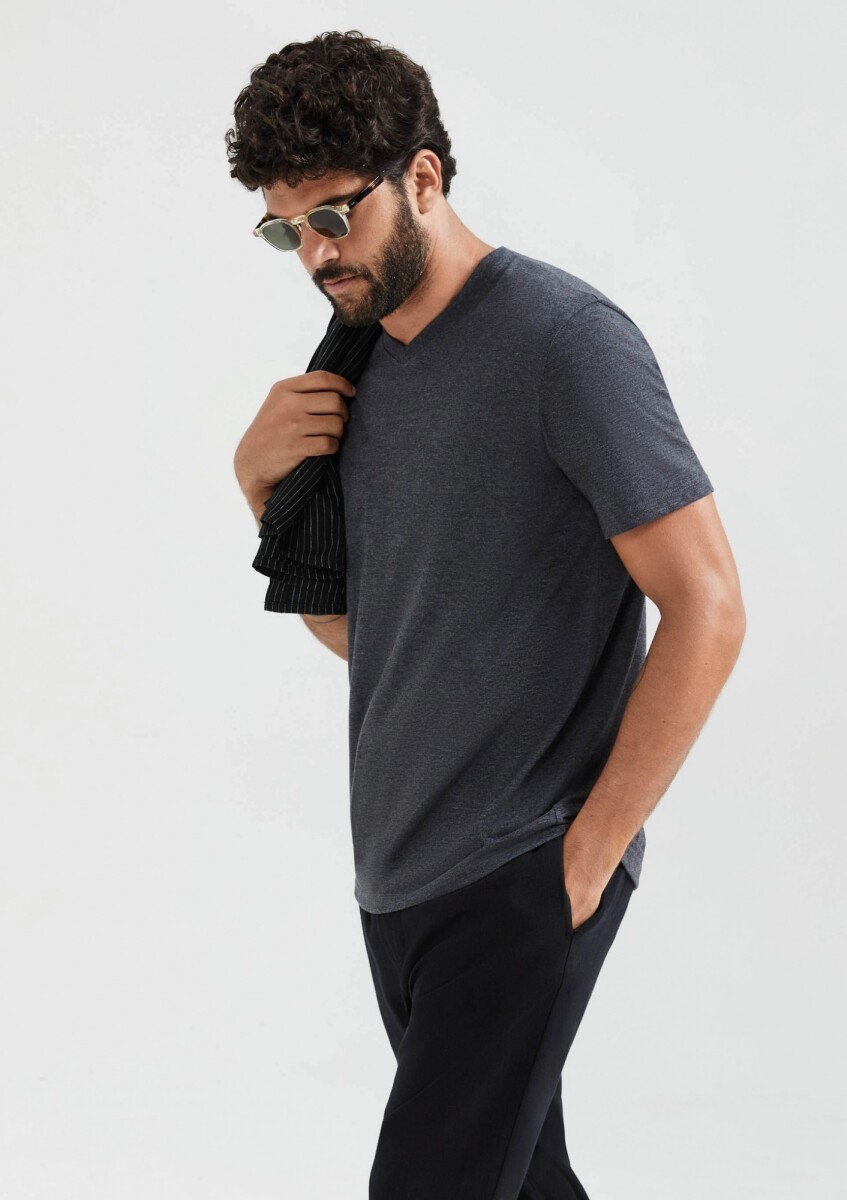 CAMISETA BÁSICA WORLD CUELLO EN V - GRIS OSCURO 
