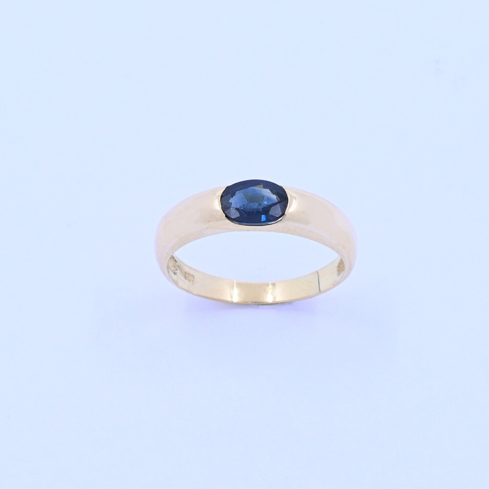 Anillo oro 18k y zafiro oval. Anillo oro 18k y zafiro oval.