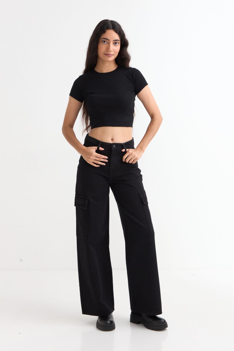 Remera m/c acanalada cuello a la base NEGRO