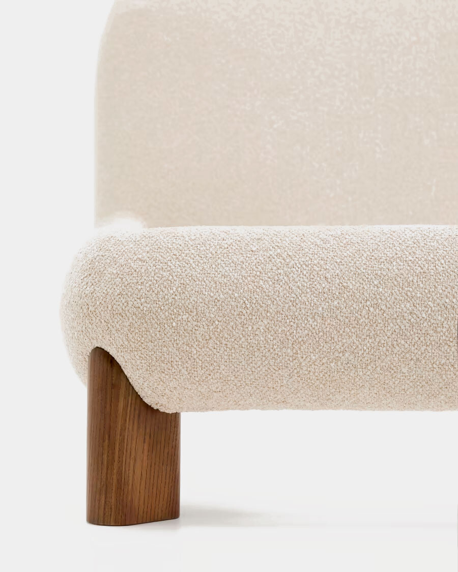 Cama desenfundable Odina bouclé crudo y patas de madera maciza de fresno con acabado tono nogal para colchón de 180 x 200 cm acabado tono nogal para colchón de 180 x 200 cm