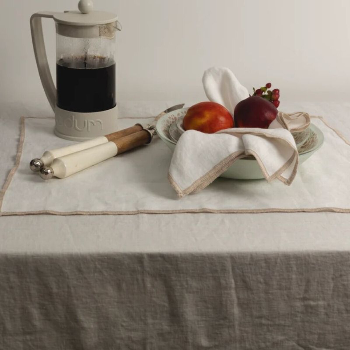 Mantel Lino Overlock Off White (6-8 comensales) 