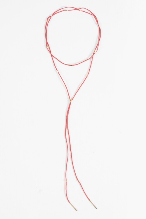Collar cordón detalles metálicos bordo