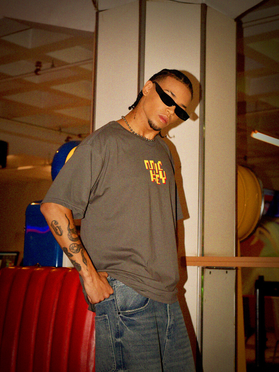 REMERA MICKEY NEXT LEVEL - GRIS OSCURO 