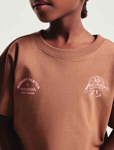 CAMISETA INFANTIL MANGA CORTA CON ESTAMPAS MARRÓN