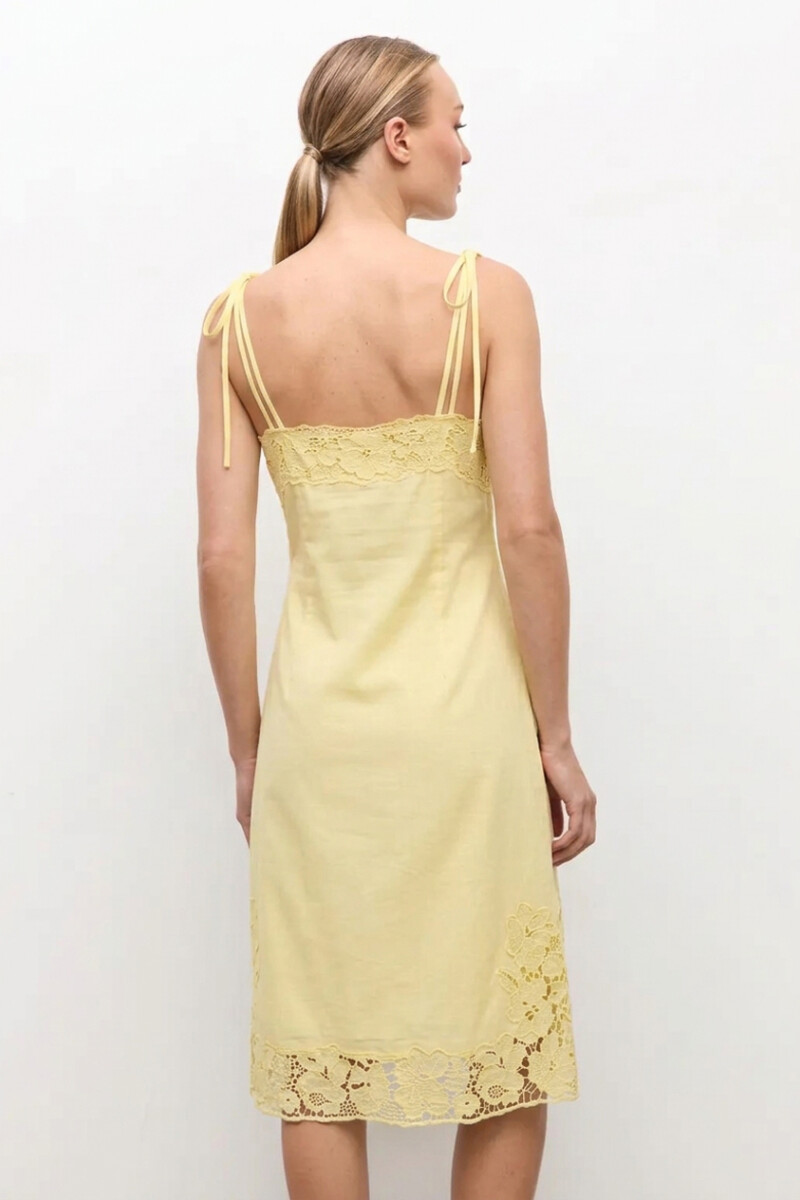Vestido con encaje amarillo claro