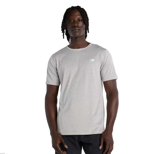 T SHIRT ESSENTIALS UTILITY - NEW BALANCE GRIS