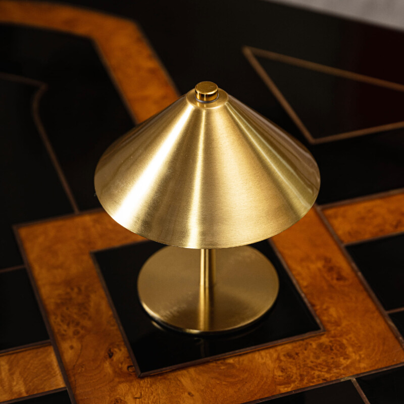 Lámpara de mesa cónica metálica dorada