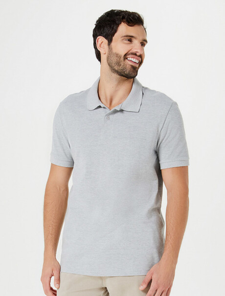 CAMISETA BÁSICA CON CUELLO GRIS