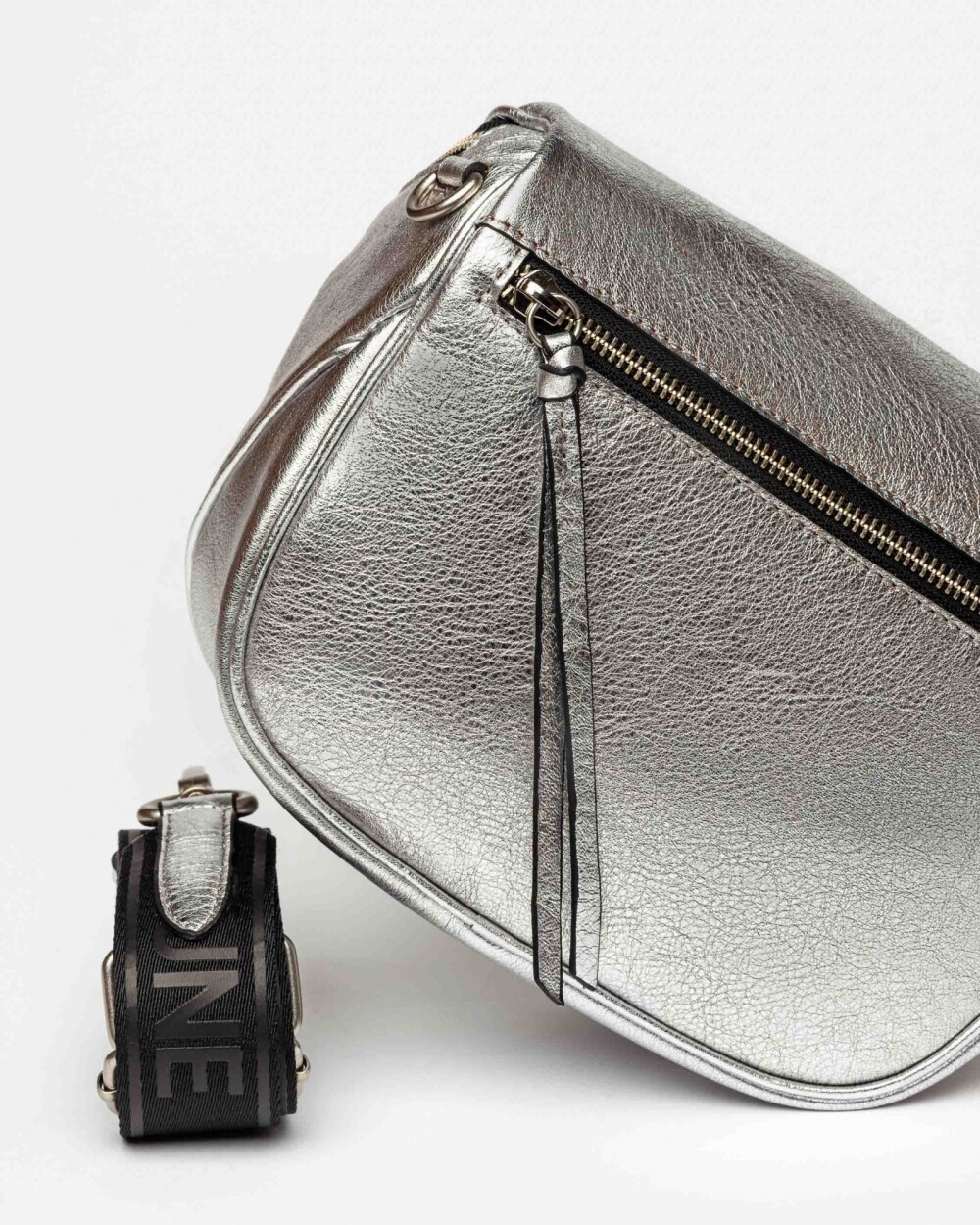 Bandolera Soft en cuero graneado metalizado Grafito Niquel