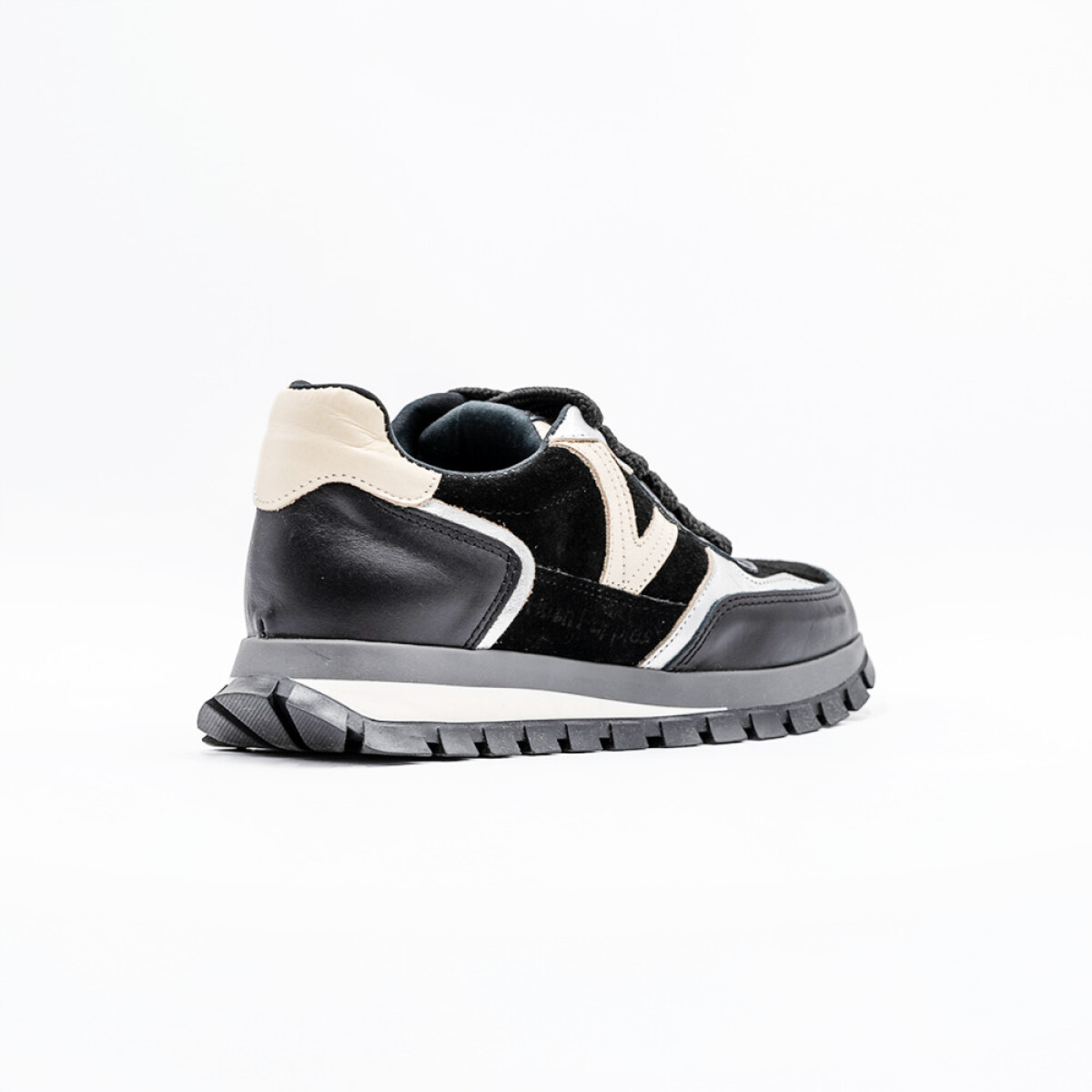 ZAPATILLA CUERO DAMA COLOR GRIS SUELA SINTETICA - NEGRO 