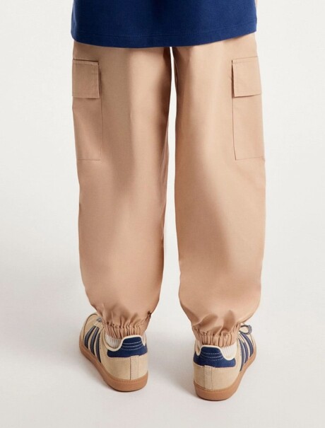 PANTALÓN TIPO CARGO INFANTIL BEIGE