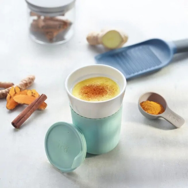 Mug en Porcelana con Tapa y Agarradera en Silicona Mug en Porcelana con Tapa y Agarradera en Silicona