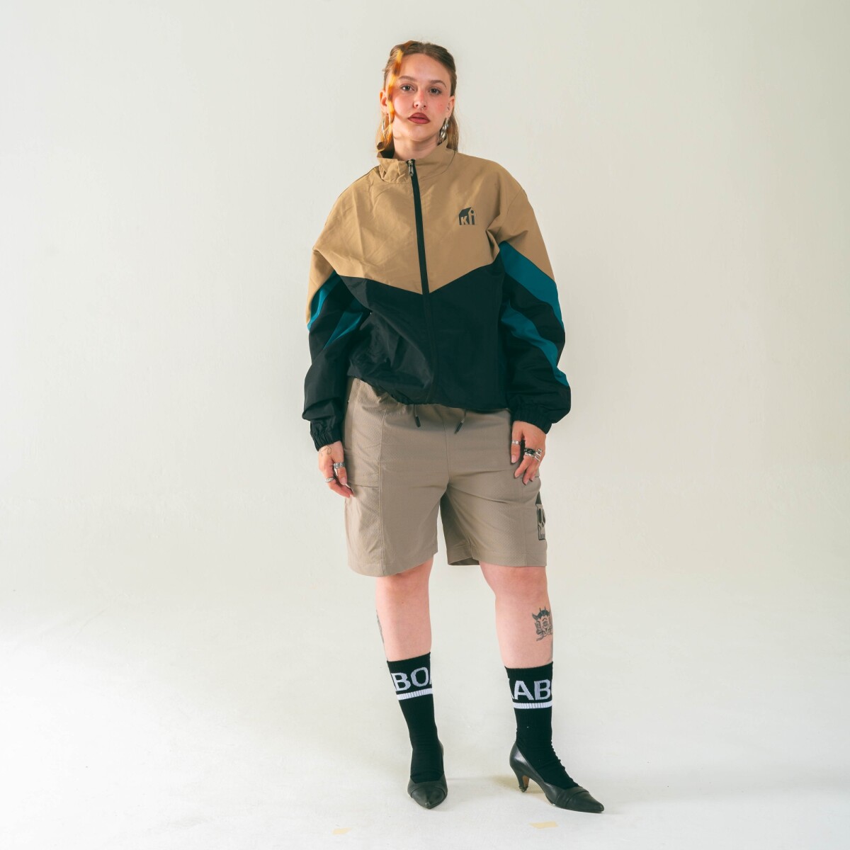 Micro Logo Deportivo Crema 