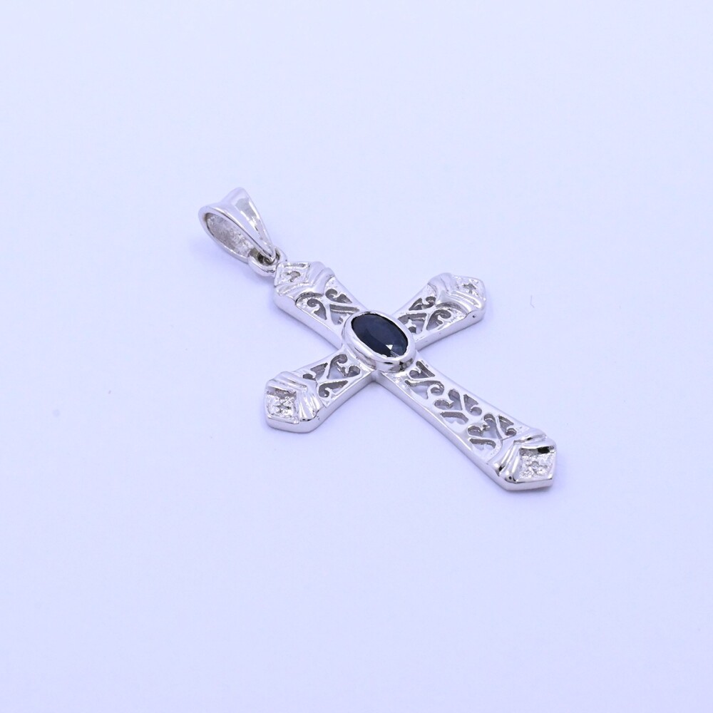 Cruz oro 18k blanco con zafiro oval azul y brillantes. Cruz oro 18k blanco con zafiro oval azul y brillantes.