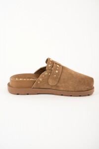 Zueco Gamuza Con Tachas Camel