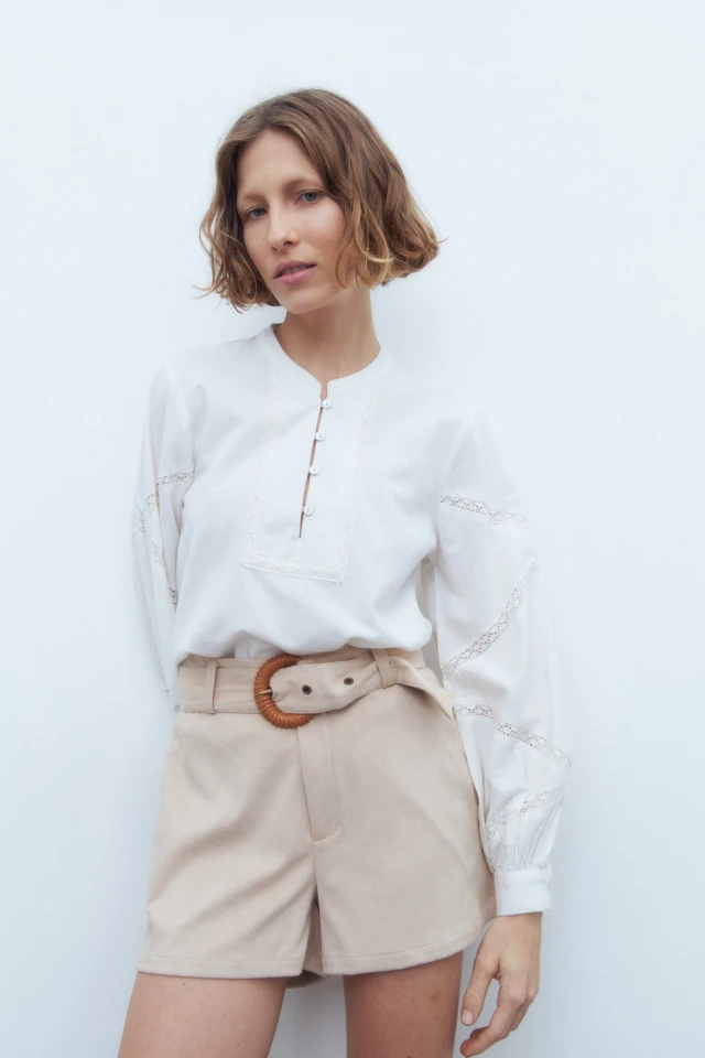 Short simil gamuza con cinto beige