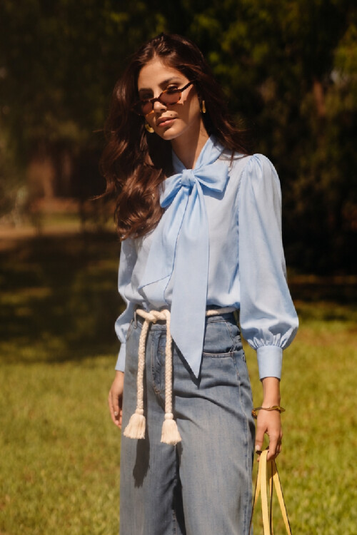 CAMISA C672/26 ESCOTE V M/L CON LAZO Y PUÑO ANCHO Celeste