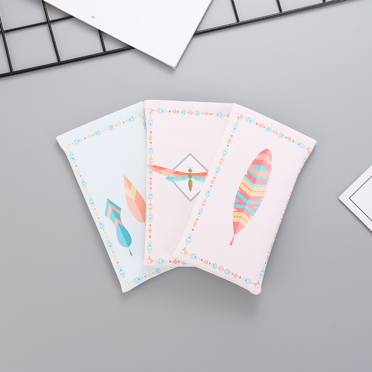 Estuche Lentes Patrón Geométrico - Pluma - Rosa 