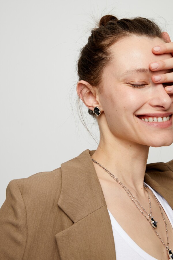 PENDIENTES DE ALEACIÓN DE METALES BAÑADOS EN PLATA DE LEY CON CRISTAL FACETADO GRISACEO Pendiente