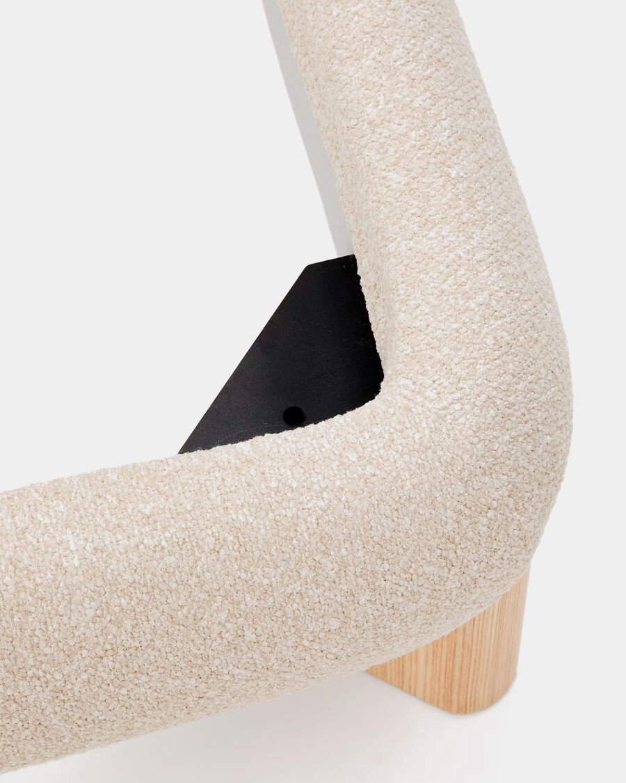 Cama desenfundable Odina bouclé crudo y patas de madera maciza de fresno acabado tono natural para colchón de 180 x 200 cm.