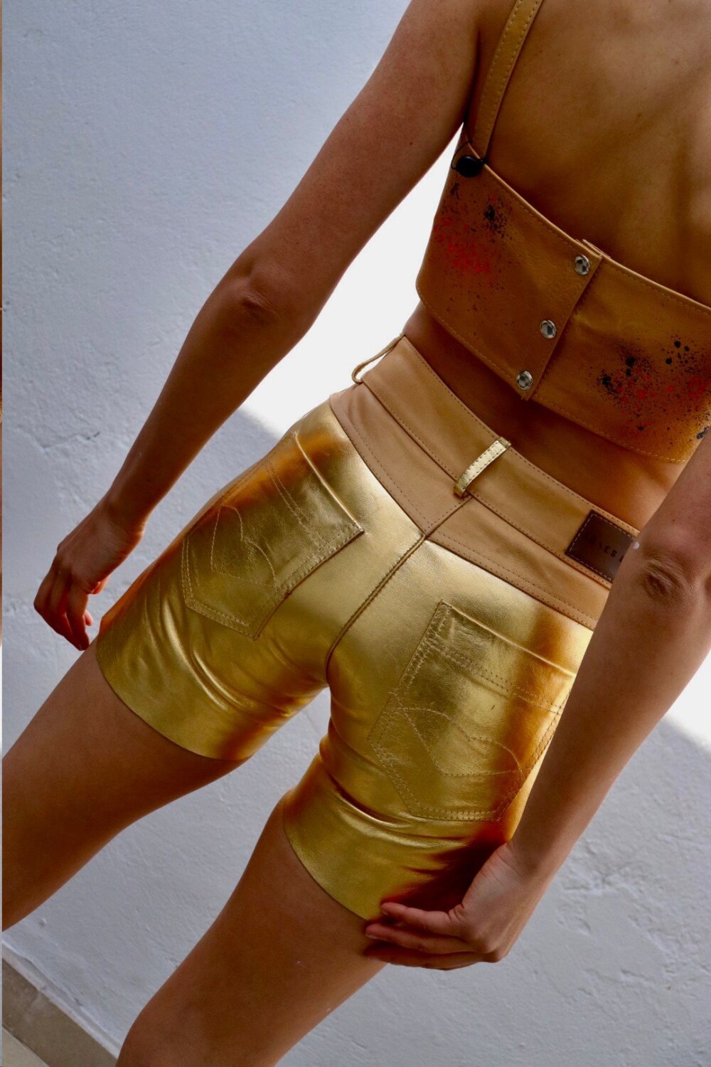 Leather Shorts Galácticos Dorado Fuerte