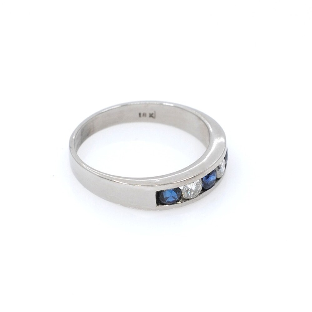 Anillo medio sin fin en oro 18k blanco, brillantes y zafiros. Anillo medio sin fin en oro 18k blanco, brillantes y zafiros.