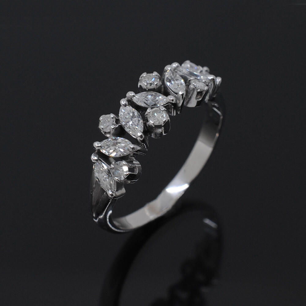 Anillo en oro 18k blanco con hermosos brillantes Anillo en oro 18k blanco con hermosos brillantes