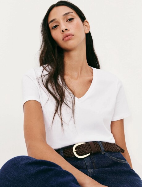 CAMISETA BÁSICA MANGA CORTA CUELLO EN V BLANCO